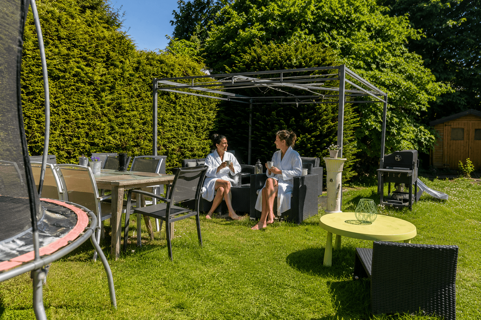 Privater Garten mit Pavillon